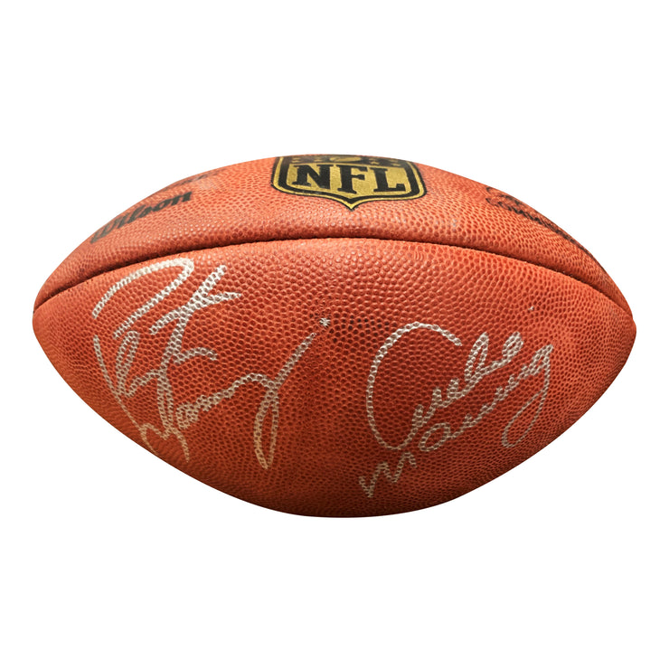 Peyton et Archie Manning ont signé un ballon de football