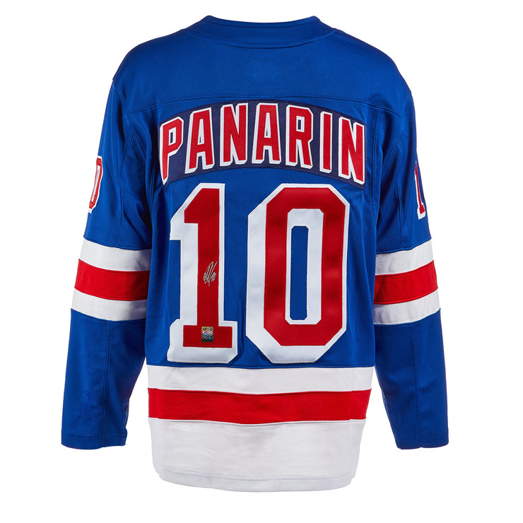 Artemi Panarin firmó la camiseta de los New York Rangers