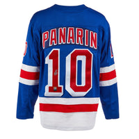 Artemi Panarin firmó la camiseta de los New York Rangers