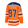 Connor McDavid a signé le maillot Pro Domicile Adidas des Oilers d'Edmonton