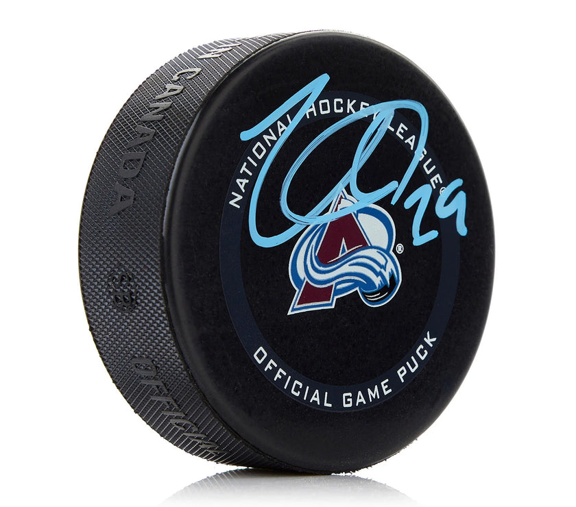 Nathan MacKinnon a signé la rondelle de jeu officielle de l'Avalanche du Colorado