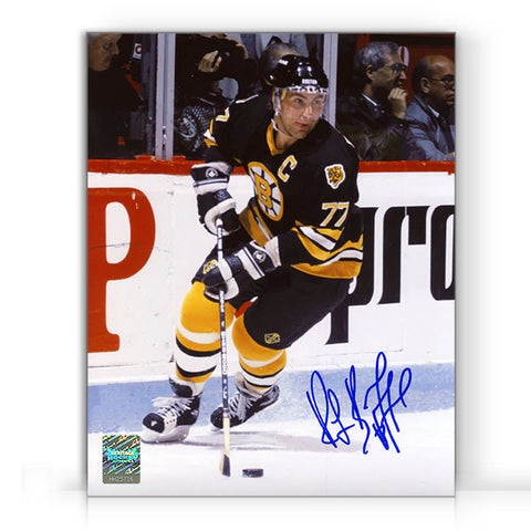 Ray Bourque a signé une photo d'action des Bruins de Boston 8 x 10