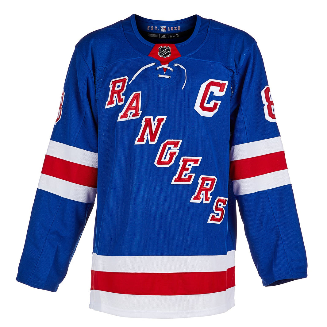 Jacob Trouba firmó la camiseta de los New York Rangers