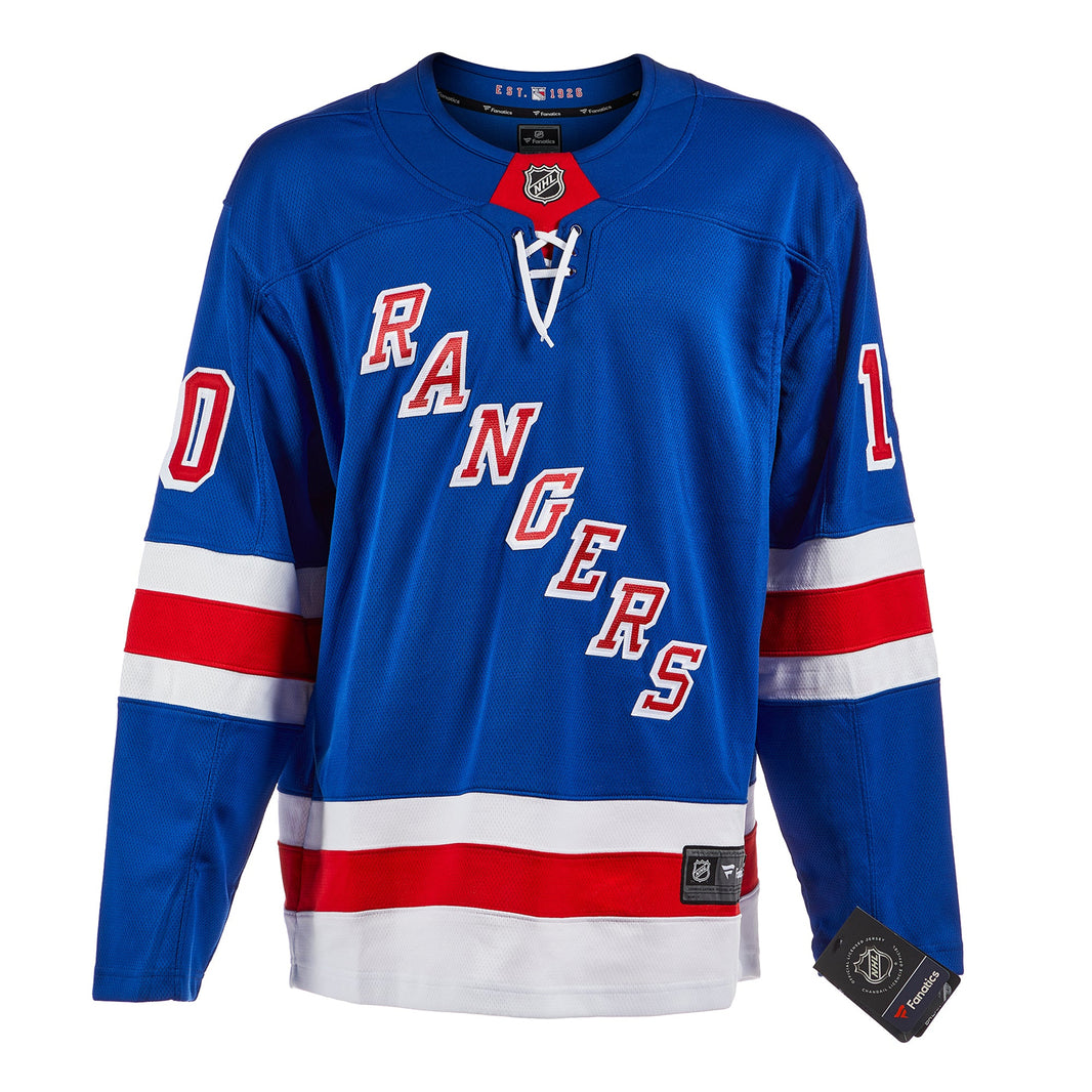 Artemi Panarin firmó la camiseta de los New York Rangers