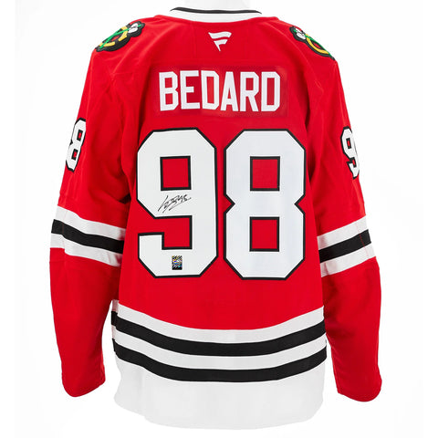 Connor Bédard a signé le maillot Adidas Pro Home des Blackhawks de Chicago