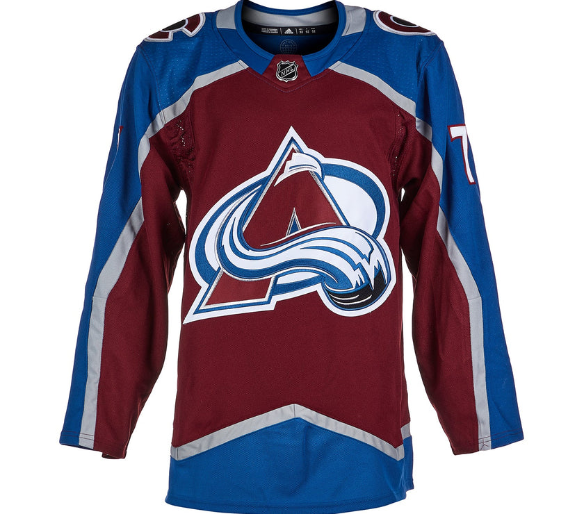 Nathan MacKinnon a signé le maillot Pro Adidas de l'Avalanche du Colorado