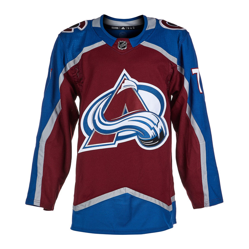 Nathan MacKinnon a signé le maillot Pro Adidas de l'Avalanche du Colorado