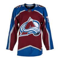 Nathan MacKinnon a signé le maillot Pro Adidas de l'Avalanche du Colorado