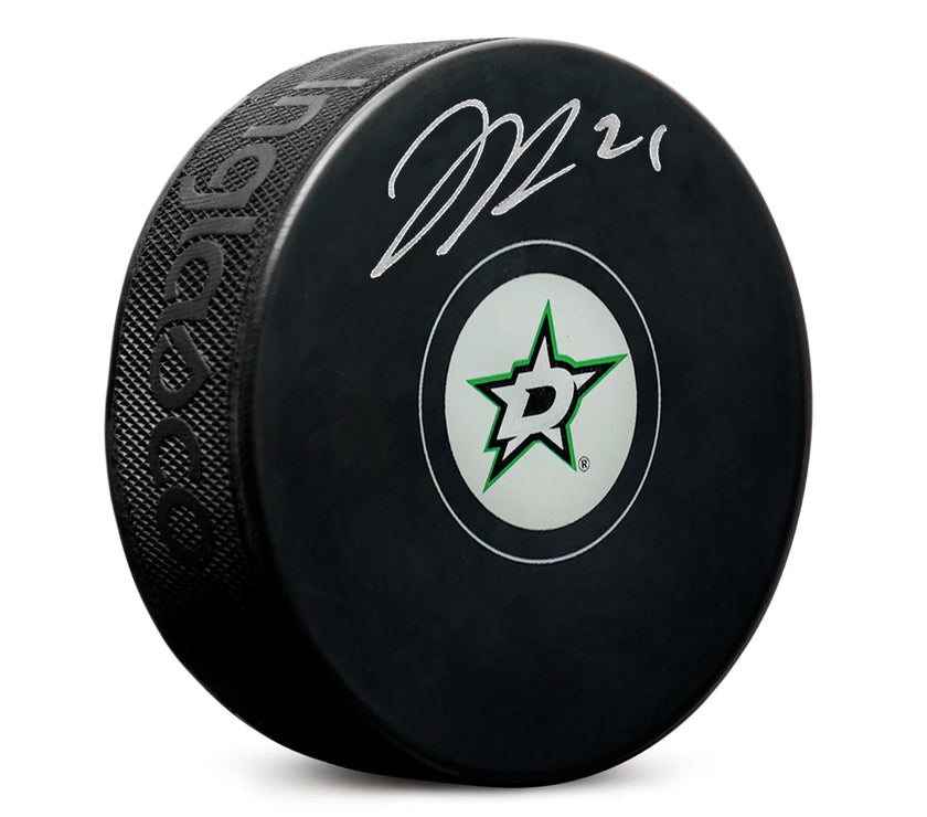 Jason Robertson a signé la rondelle des Stars de Dallas