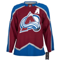 Nathan MacKinnon a signé le maillot Pro Adidas de l'Avalanche du Colorado