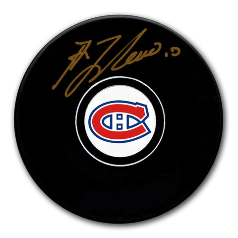 Guy Lafleur a signé une rondelle des Canadiens de Montréal