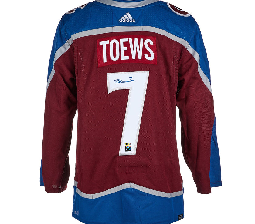 Nathan MacKinnon a signé le maillot Pro Adidas de l'Avalanche du Colorado