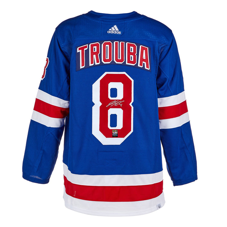 Jacob Trouba firmó la camiseta de los New York Rangers