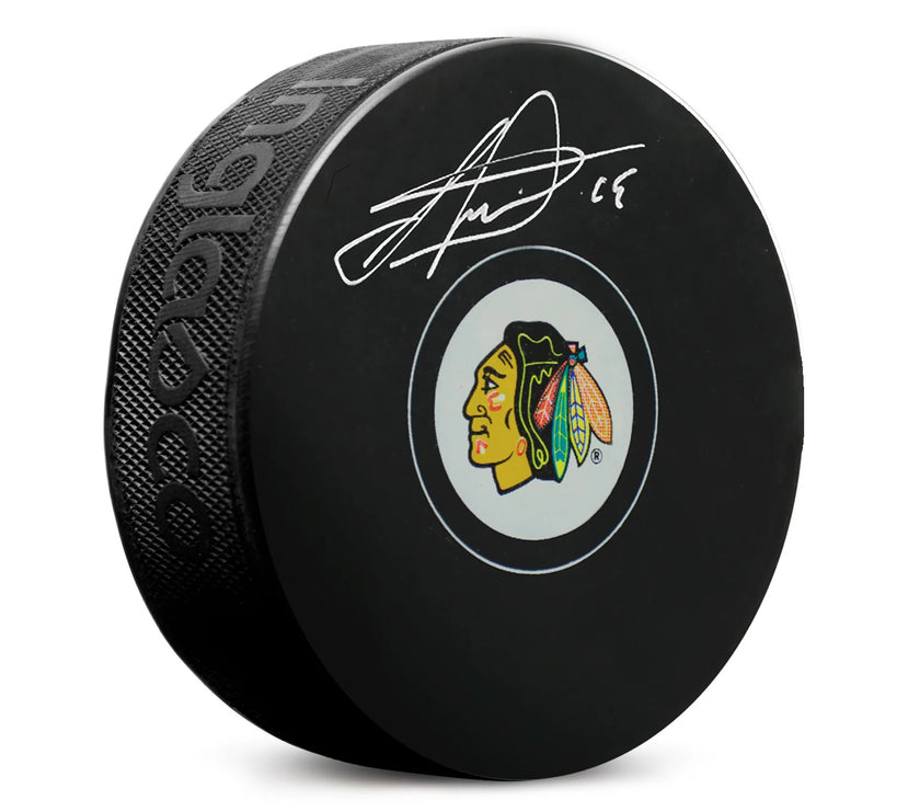 Jonathan Toews a signé la rondelle des Blackhawks de Chicago 