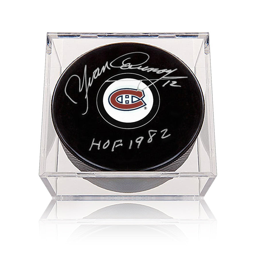 Yvan Cournoyer a signé la rondelle des Canadiens de Montréal avec la note HOF 1982