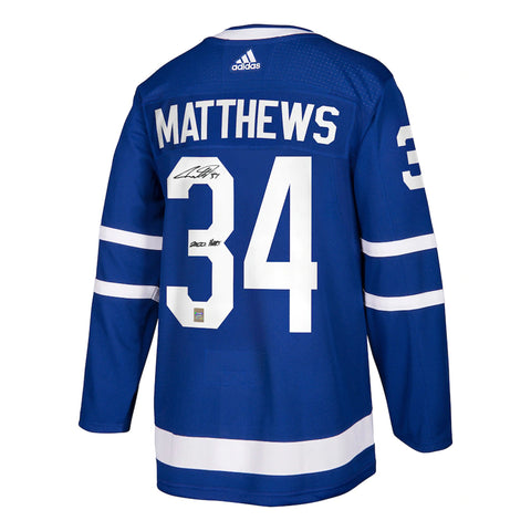 Auston Matthews a signé le maillot Adidas Pro Home des Maple Leafs de Toronto avec l'inscription « 2022 HART »