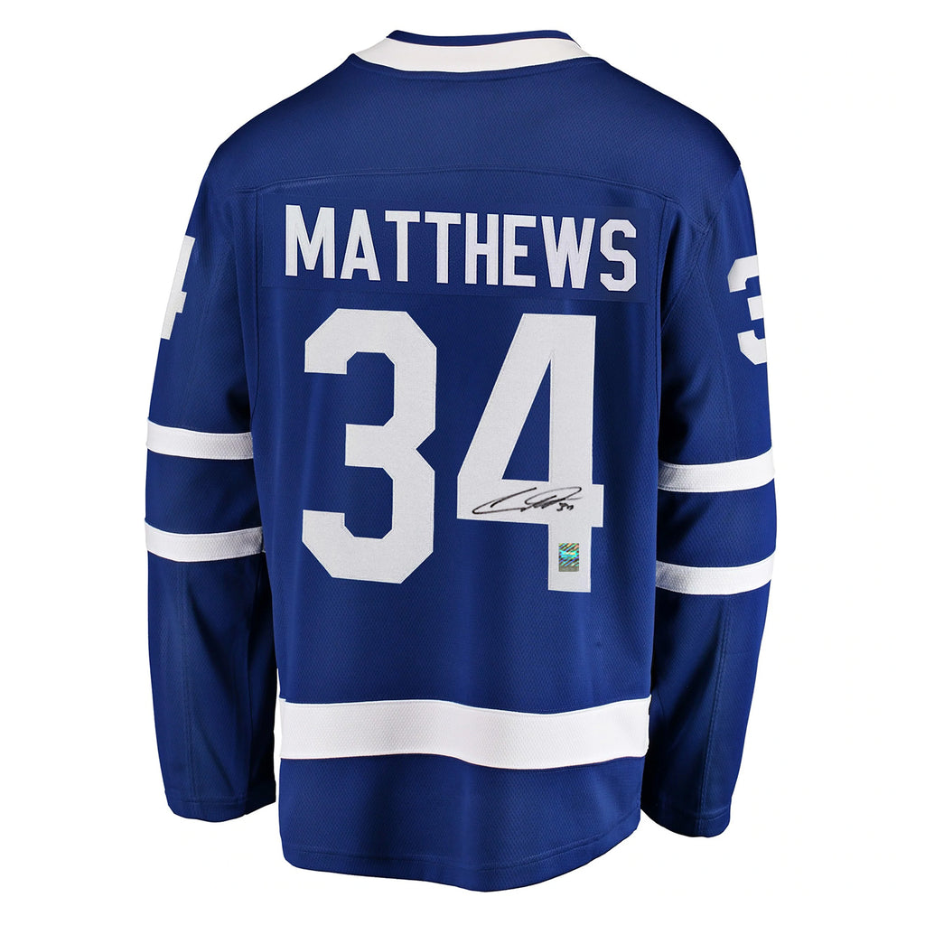 Auston Matthews a signé le maillot domicile des fanatiques des Maple Leafs de Toronto