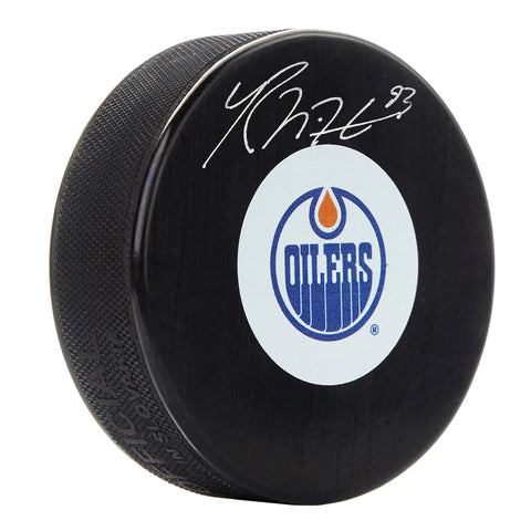 Ryan Nugent-Hopkins a signé la rondelle des Oilers d'Edmonton