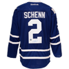 Luke Schenn a signé le maillot des Maple Leafs de Toronto