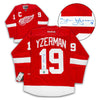 Steve Yzerman a signé le maillot domicile des Red Wings de Détroit